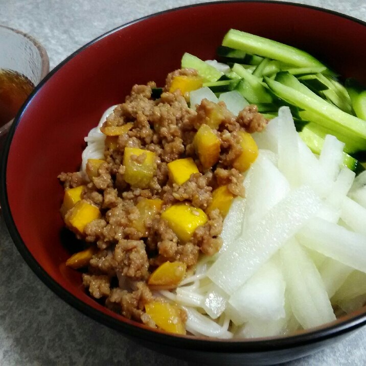 簡単おいしい！国産夏野菜サラダと肉味噌のそうめん